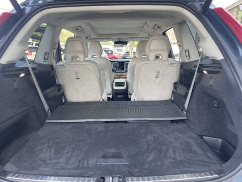 2022 Volvo XC90 T6 Momentum 6-Passenger