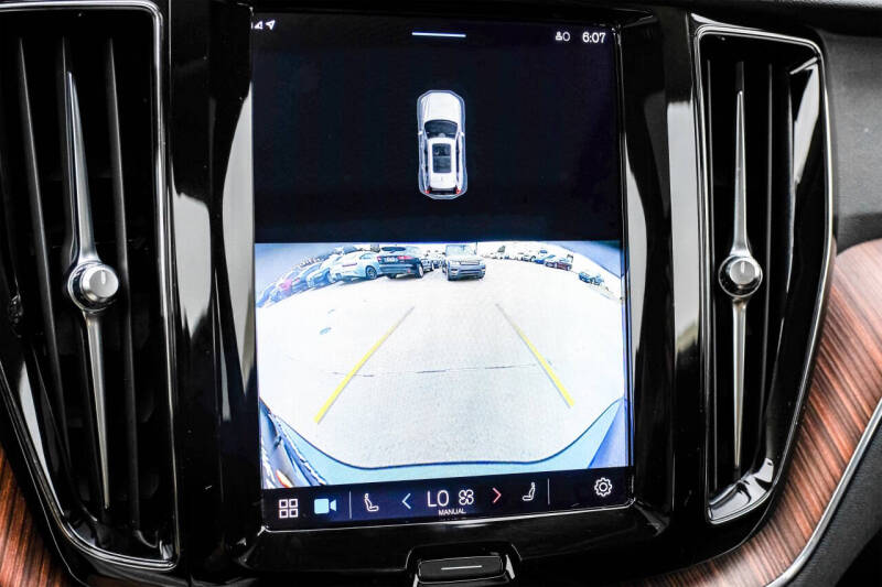 2023 Volvo XC60 B5 Plus Dark Theme