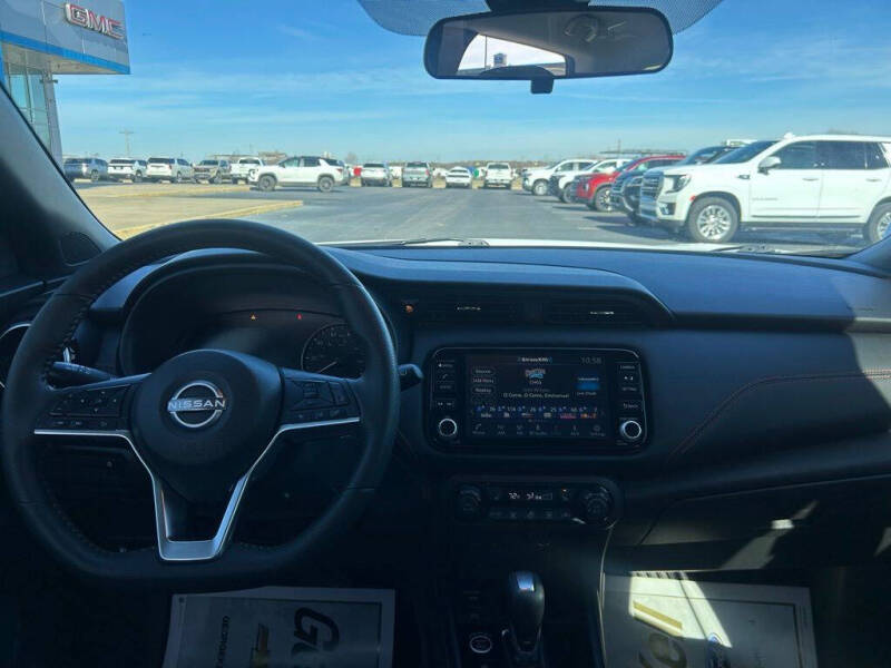 2023 Nissan Kicks SR