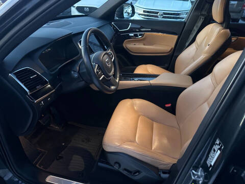 2017 Volvo XC90 T6 Momentum