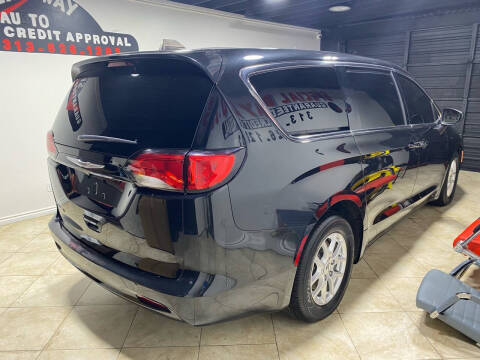 2023 Chrysler Voyager LX