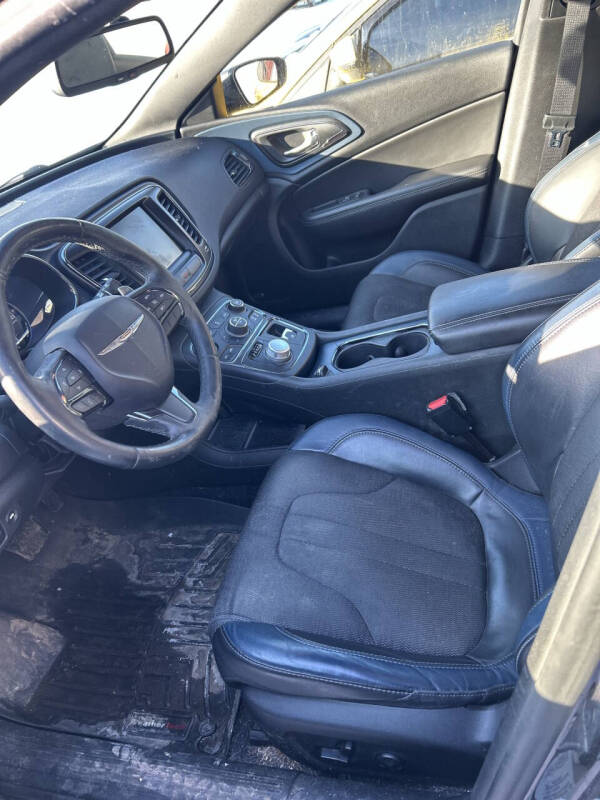 2015 Chrysler 200 S's photo