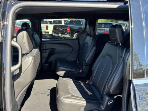 2027 Chrysler Pacifica Select