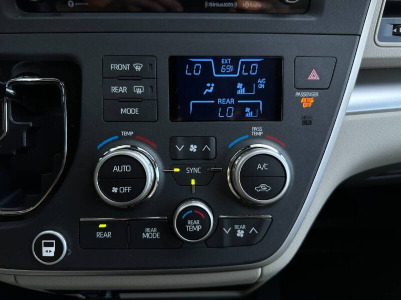 2020 Toyota Sienna LE Mobility 7-Passenger