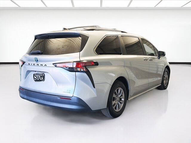 2022 Toyota Sienna LE 8-Passenger