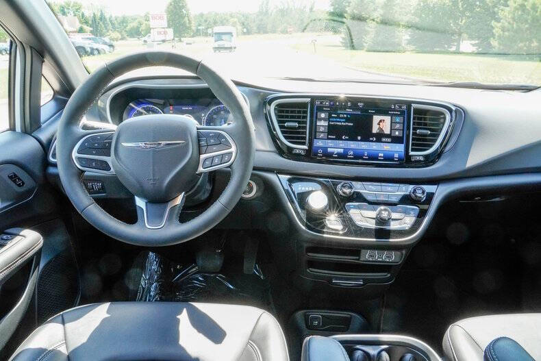 2025 Chrysler Pacifica Select