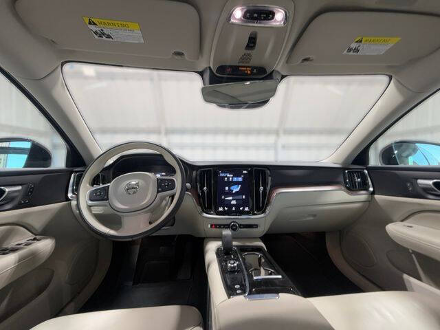 2022 Volvo S60 Recharge T8 R-Design Expression