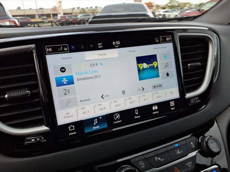 2025 Chrysler Pacifica Select