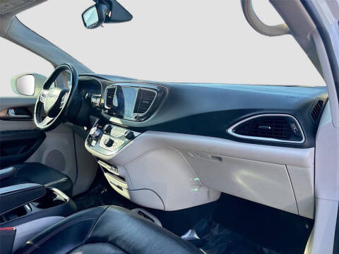 2017 Chrysler Pacifica Touring-L