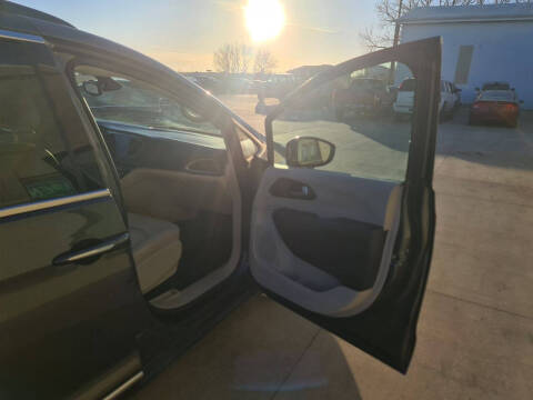 2017 Chrysler Pacifica Touring-L