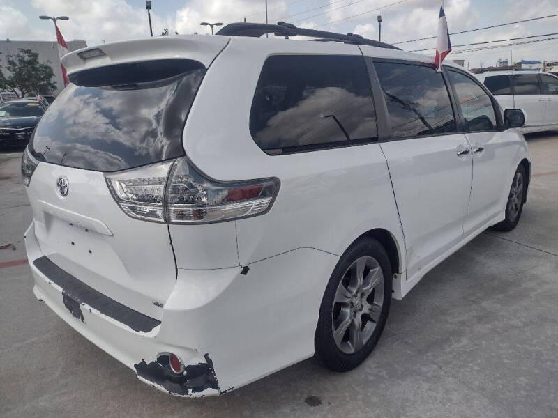 2014 Toyota Sienna SE 8-Passenger
