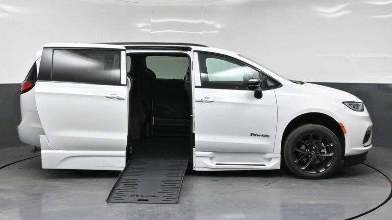 2026 Chrysler Pacifica Select