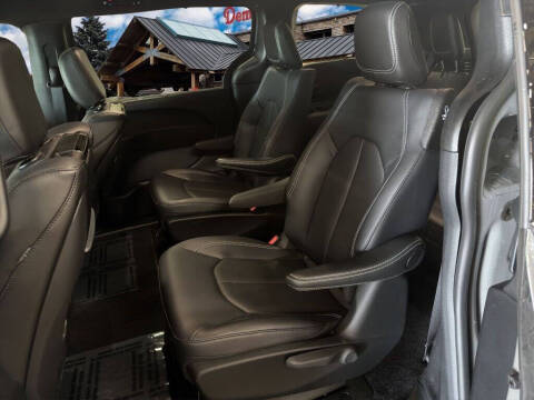 2025 Chrysler Pacifica Plug-In Hybrid Select