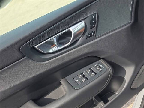 2024 Volvo XC60 B5 Core Dark Theme