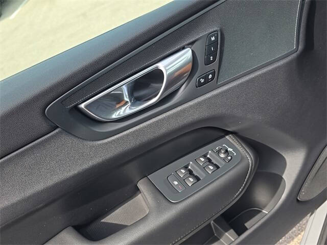 2024 Volvo XC60 B5 Core Dark Theme