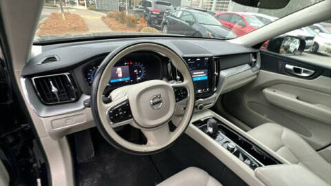 2024 Volvo XC60 B5 Core Dark Theme