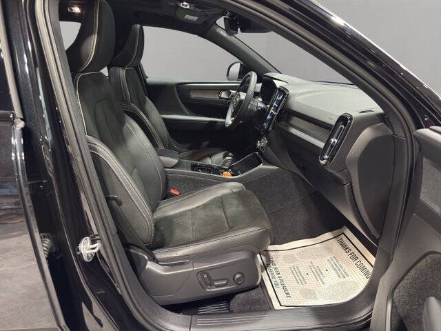 2022 Volvo XC40 T5 R-Design