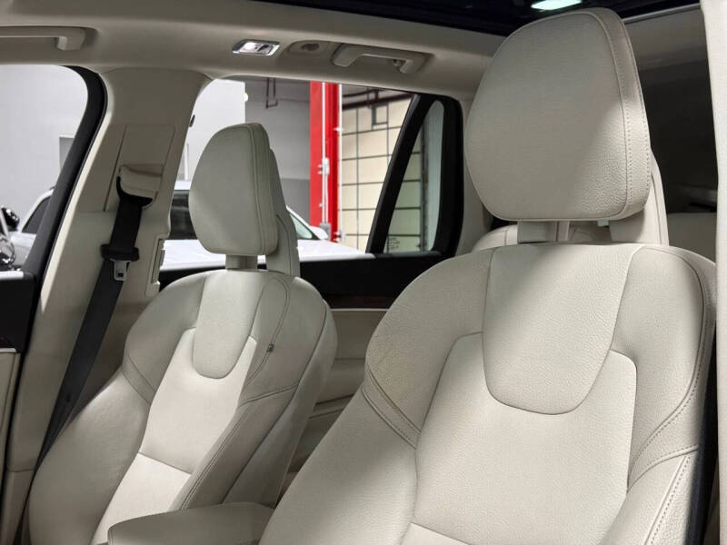 2016 Volvo XC90 T6 Momentum