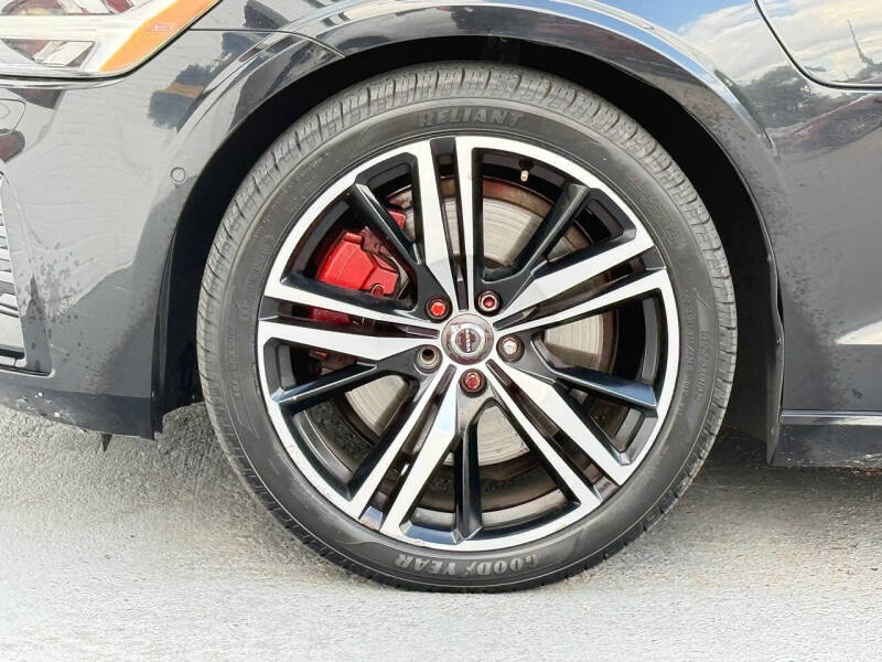 2024 Volvo S60 Recharge T8 Plus Dark Theme