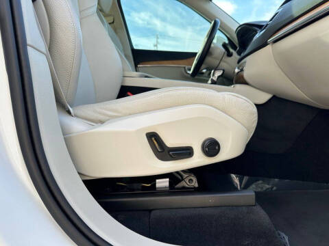 2022 Volvo XC90 T6 Momentum 7-Passenger