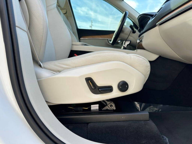 2022 Volvo XC90 T6 Momentum 7-Passenger