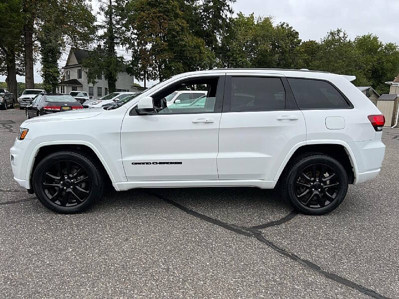 2017 Jeep Grand Cherokee Altitude photo 4