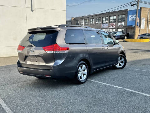 2012 Toyota Sienna LE 8-Passenger