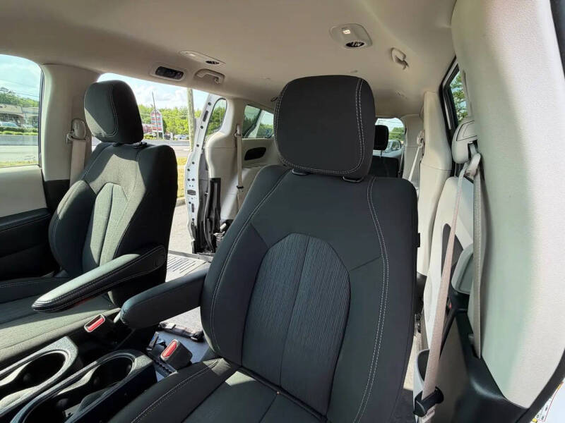 2022 Chrysler Voyager LX