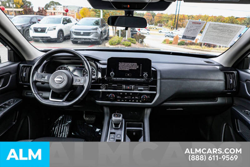 2024 Nissan Pathfinder SV