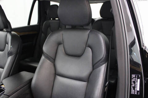 2022 Volvo XC90 T6 Momentum 6-Passenger
