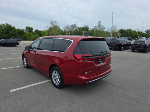2027 Chrysler Pacifica Select