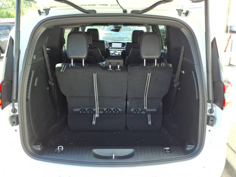 2027 Chrysler Pacifica Select