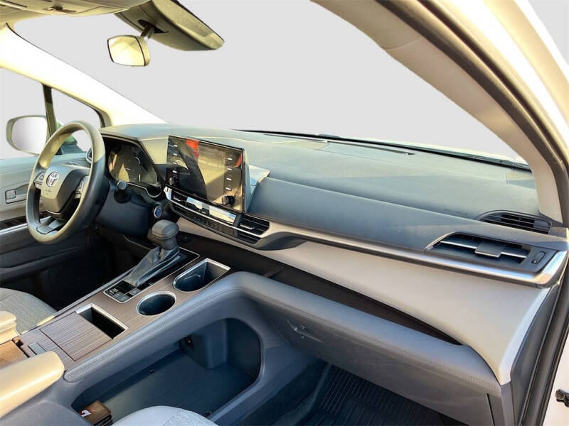 2022 Toyota Sienna LE 8-Passenger