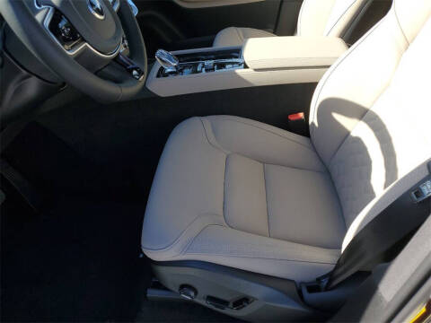 2025 Volvo XC90 B6 Core Bright Theme