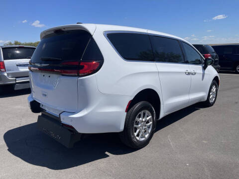 2025 Chrysler Pacifica Select
