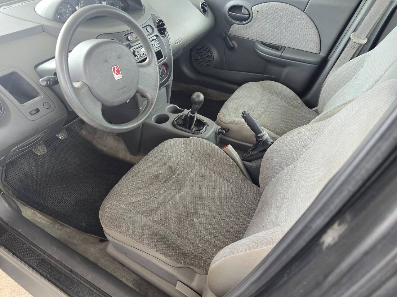 2004 Saturn Ion for sale at QUEENSGATE AUTO SALES in York, PA