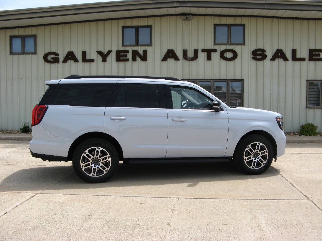 Silver 2025 Ford Expedition Active 4x4 Active 4dr SUV 1