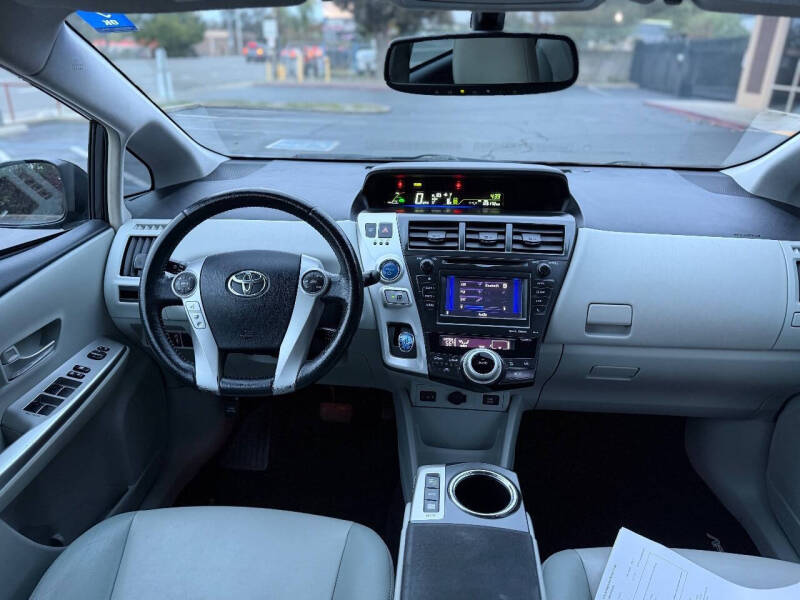 2014 Toyota Prius v Five