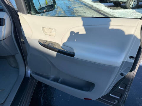 2012 Toyota Sienna LE 8-Passenger