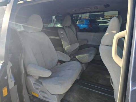 2014 Toyota Sienna LE 8-Passenger