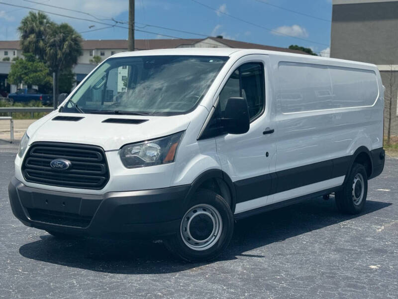2016 Ford Transit Base's photo