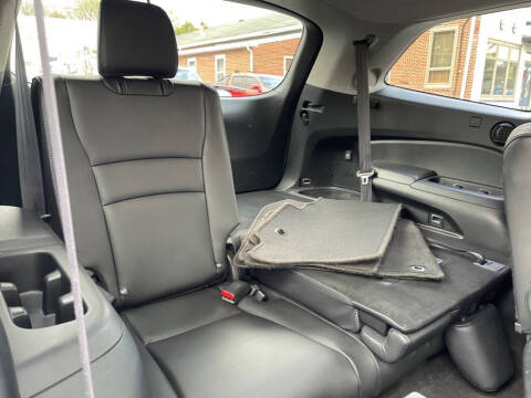 2022 Honda Pilot Touring w/Rear Captain's Chairs