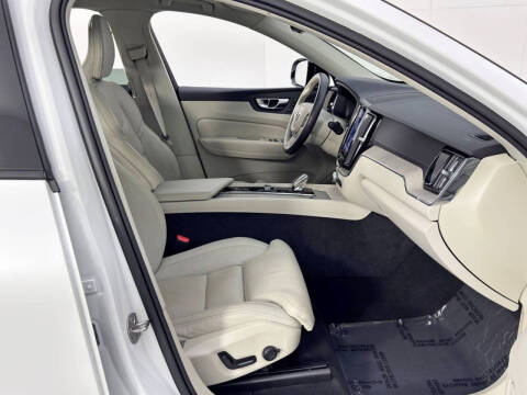 2023 Volvo XC60 B5 Ultimate Dark Theme