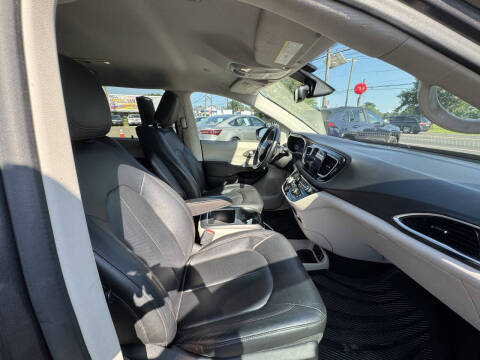 2017 Chrysler Pacifica Touring-L Plus