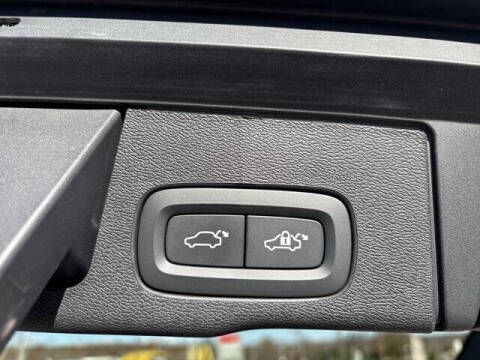 2025 Volvo XC60 B5 Core Dark Theme