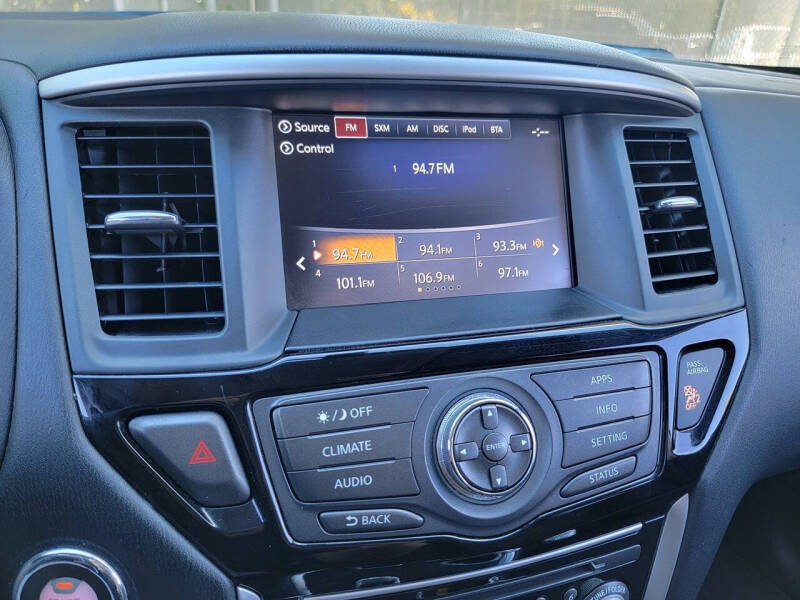 2017 Nissan Pathfinder SV