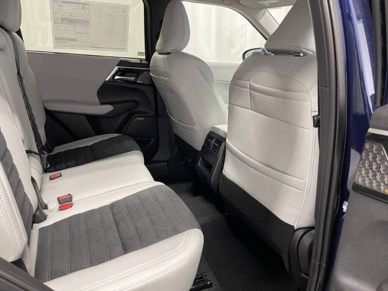 2025 Mitsubishi Outlander SE