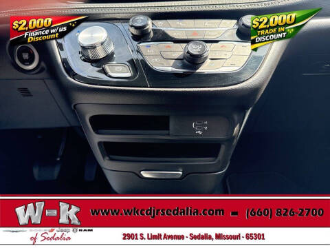 2027 Chrysler Pacifica Select
