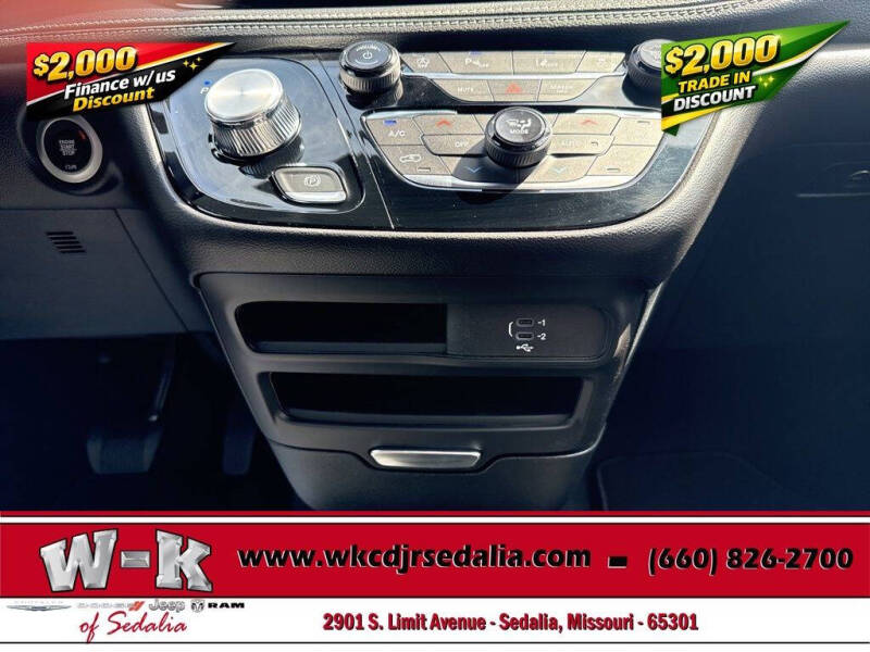 2027 Chrysler Pacifica Select
