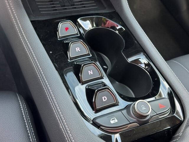 2025 VinFast VF8 Eco